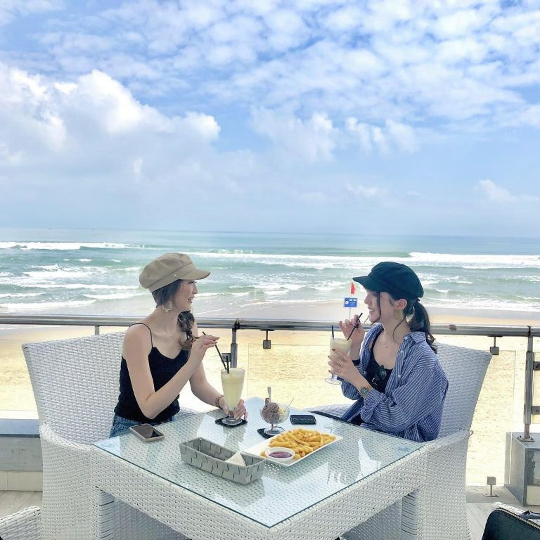 Tận hưởng cà phê bên bờ cát trắng chính là điều thu hút khách du lịch đến với The Garden Da Nang Restaurant 