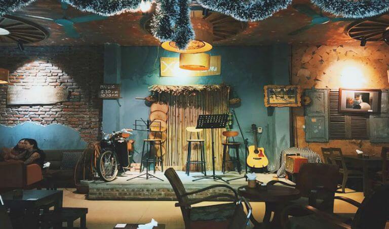 Một không gian tràn đầy tính nghệ thuật cùng những bản nhạc acoustic du dương là nơi để du khách có thể thư giãn và hòa mình vào những giai điệu của bài hát