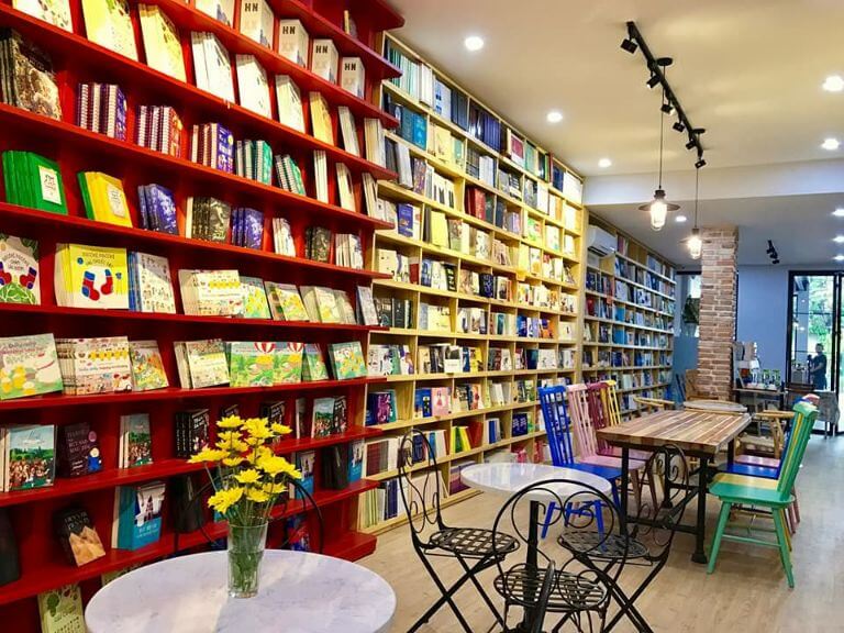 Những kệ sách khổng lồ không chỉ là nơi đáp ứng nhu cầu đọc của khách du lịch mà nó còn là nơi check-in sống ảo vô cùng đẹp tại Leevins Study Coffee 
