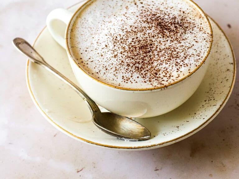 Nổi bật với cappuccino chuẩn vị, đồ uống được những người đam mê cà phê yêu thích bởi hương vị đậm đặc không bị sữa tươi át mất