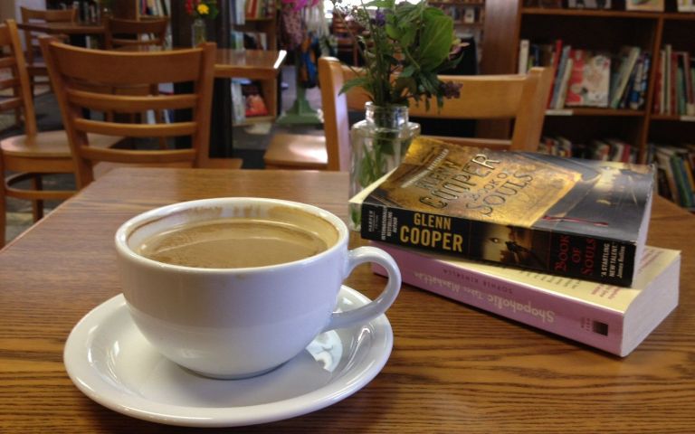 Nhâm nhi tách cà phê nóng trong một không gian tràn ngập tri thức tại The Book Library là điều được khách du lịch trong và ngoài nước yêu thích lựa chọn