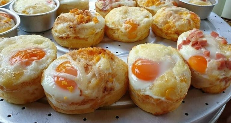 Những mẻ bánh bông lan trứng nướng mềm ẩm từ cốt bánh pha lẫn với sự đậm đà béo ngậy của trứng nướng là món ăn kèm phù hợp để thưởng thức cùng đồ uống tại đây 