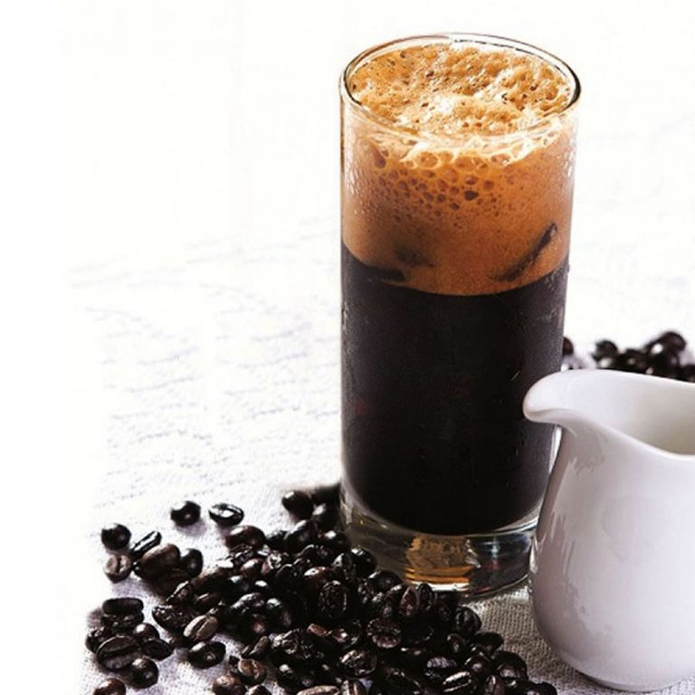 Những hạt cà phê rang nguyên chất mang đến mùi thơm nồng nàn kích thích vị giác của thực khách 
