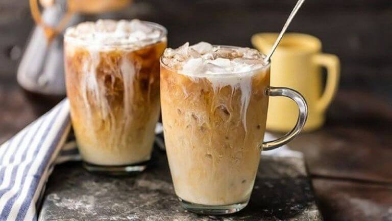 Cà phê cốt dừa là thức uống bán chạy nhất tại đây với hương vị ngọt ngào hòa quyện giữa cà phê cùng nước cốt dừa béo ngậy