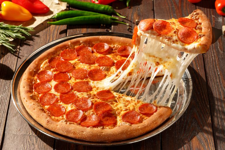 Những chiếc pizza nóng hổi mới ra lò được bao phủ bởi lớp phô mai kéo sợi mang đến sự béo ngậy, hơi chút mặn mặn cho món ăn