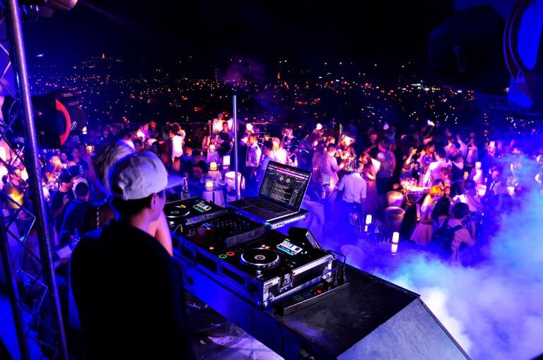 Bầu không khí sôi động được tạo nên từ DJ, các vũ công chuyên nghiệp đã đem đến một không gian giải trí tuyệt vời cho khách du lịch khi đến với Sky36