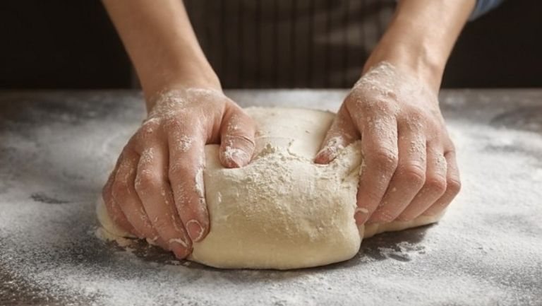 Mọi người nên rắc bột khô để nhào bột làm sợi mì dễ dàng hơn 