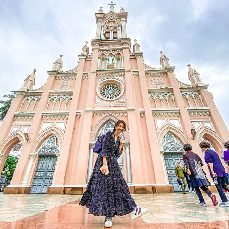 Du khách thích thú checkin bên ngoài nhà thờ màu hồng duy nhất tại Đà thành 