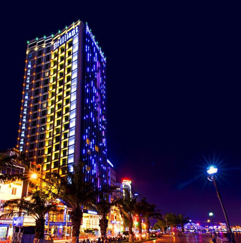 Brilliant Hotel Đà Nẵng chỉ cách Cầu Rồng khoảng 500m đi bộ vô cùng thuận tiện cho du khách tứ phương