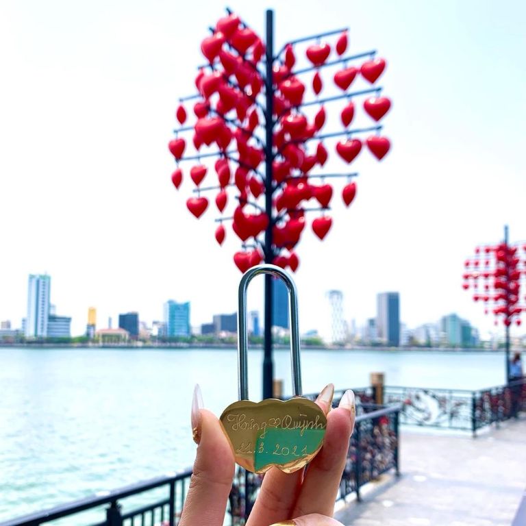 Những ổ khóa sẽ có hình trái tim và khắc tên để minh chứng cho tình yêu vĩnh cửu của các cặp đôi