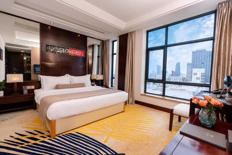 102 phòng khách sạn đều được trang bị tiện nghi, chất lượng chuẩn 4 sao làm hài lòng khách hàng