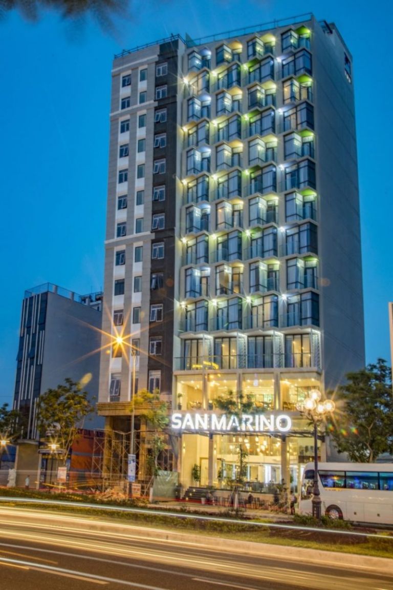 San Marino Boutique là một tòa khách sạn cao 16 tầng với đầy đủ tiện nghi từ spa, phòng tập gym, quán bar... 