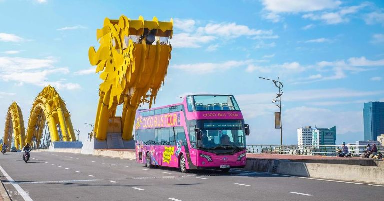 Xe buýt là phương tiện thích hợp cho những nhóm đi ít người để di chuyển đến Cầu Rồng