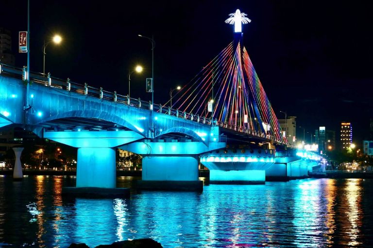 Cầu sông Hàn nổi bật với quy mô hoành tráng được lắp đặt nhiều hệ thống đèn LED hiện lên như dải lụa vắt ngang qua sông Hàn