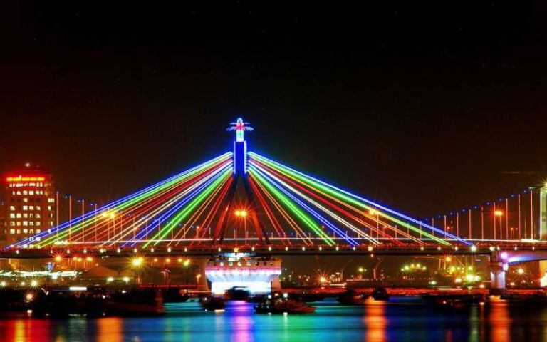 Cầu sông Hàn là biểu tượng đầy tự hào của người dân Đà Nẵng được nhiều du khách ghé tới tham quan