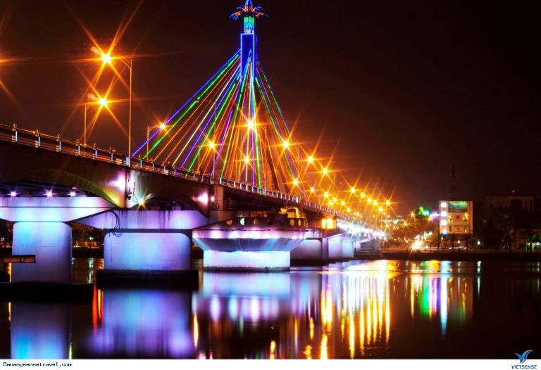 Khoảng thời gian buổi tối có rất đông khách du lịch đến cầu sông Hàn tham quan chụp ảnh