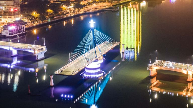 Ngắm nhìn tận mắt sự xoay chuyển của cầu sông Hàn khiến du khách không khỏi thích thú