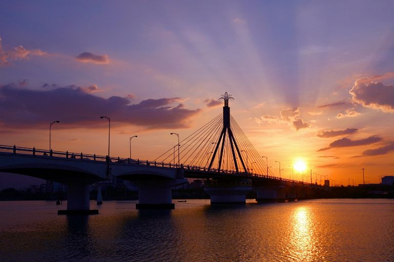 Con đường cầu quay sông Hàn hiện lên lãng mạn dưới ánh mặt trời đang dần buông xuống tạo ra khung cảnh lãng mạn