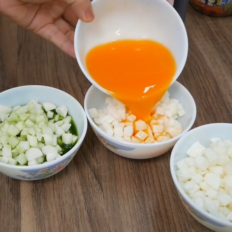 Ngâm lần lượt: nước cốt lá dứa, nước cốt cà rốt, màu thực phẩm với 3 bát củ năng đã chia sẵn