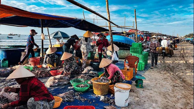 Chợ có đầy đủ các loại hải sản của thành phố Đà Nẵng