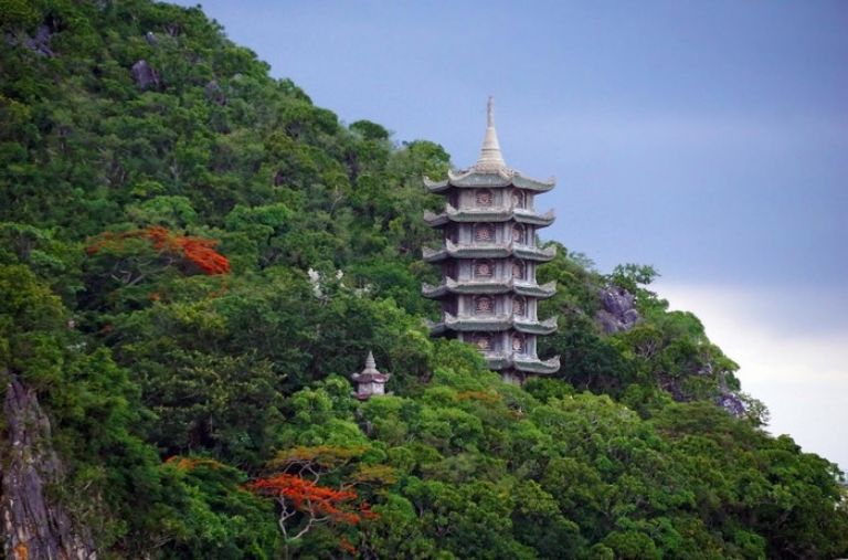 Đứng từ sân tòa tháp, du khách sẽ thấy hết được biển Đà Nẵng, đồi núi và thiên nhiên tươi đẹp 