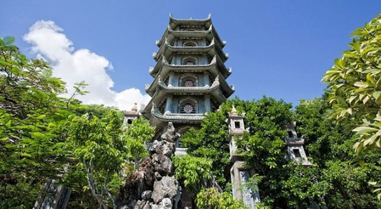 Tháp Xá Lợi tại chùa Non Nước được mệnh danh là tháp nhiều tầng đá nhất Việt Nam