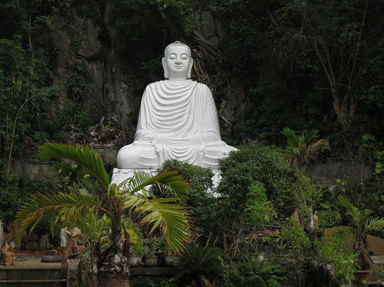 Bên ngoài chùa Non Nước là cả một không gian xanh và bức tượng Phật trắng muốt nổi bật