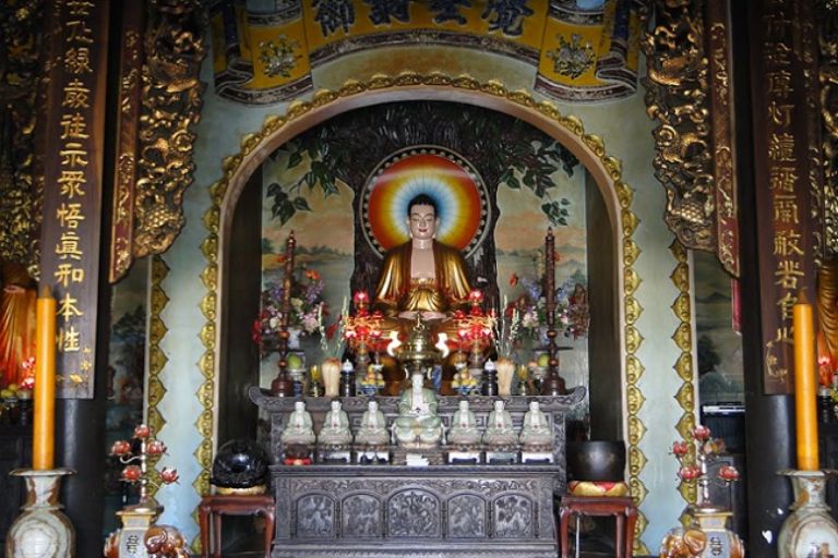Khu chính diện chùa Non Nước có tượng Phật uy nghiêm, trang trọng 