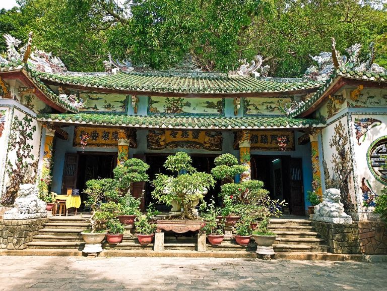Ngôi chùa Non Nước đã trải quan bao thăng trầm và được trùng tu lại như ngày nay 