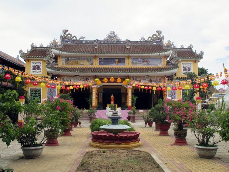 Ngôi chùa Pháp Lâm sở hữu không gian rộng lớn, cảnh quan đẹp, nhiều cây xanh 