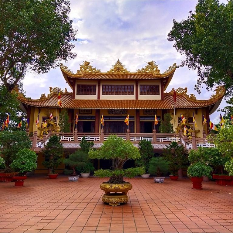Địa điểm du lịch tâm linh chùa Pháp Lâm Đà Nẵng thu hút lượng lớn du khách muốn tìm về nơi thanh tịnh, yên bình