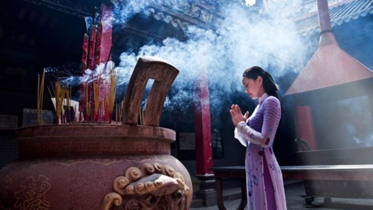 Khi đi chùa Pháp Lâm, du khách nên mặc lịch sự, kín đáo, tránh làm mất mỹ quan