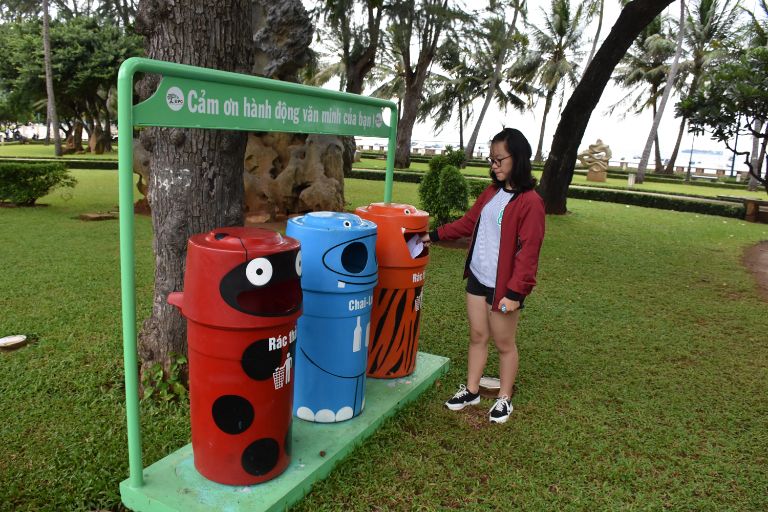 Du khách cần dọn sạch rác sau các hoạt động ăn uống để đảm bảo công viên luôn sạch