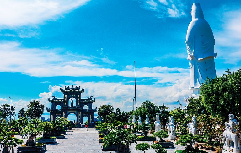 Ngôi chùa Linh Ứng Bãi Bụt nổi tiếng với kiến trúc độc đáo, có bức tượng Quan Âm cao 9 tầng