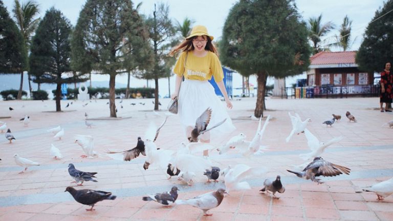 Điểm nổi bật và khác biệt của công viên Biển Đông so với đa số các công viên khác chính là đàn chim bồ câu mang khát vọng hòa bình