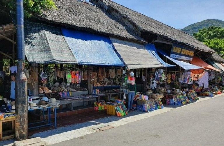 Những gian hàng được bày bán tại chợ Tân Hiệp mang đến vẻ đẹp dân dã nơi đảo xa Cù Lao Chàm