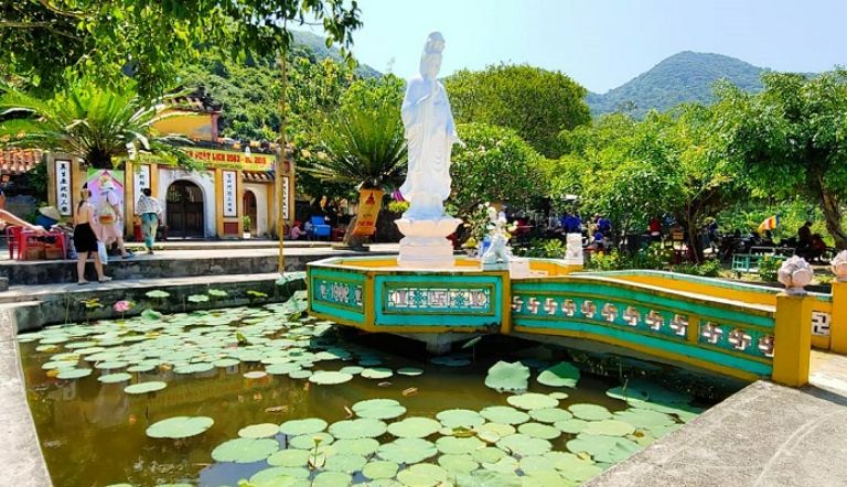 Vẻ đẹp của tượng Quan Thế Âm Bồ Tát nằm giữa hồ sen nhỏ được du khách yêu thích