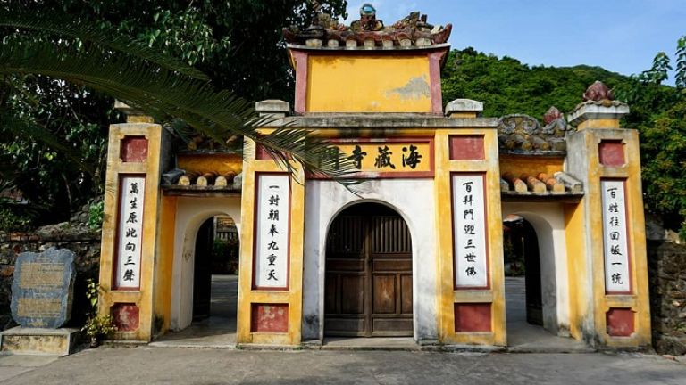 Cổng tam quan tại chùa Hải Tạng gây ấn tượng với du khách bởi vẻ đẹp cổ kính 