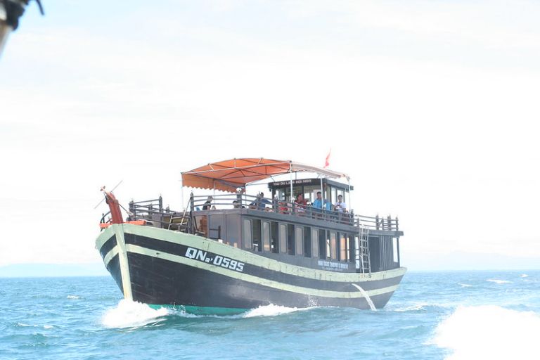 Tàu gỗ được nhiều du khách lựa chọn là phương tiện di chuyển tới đảo Cù Lao Chàm