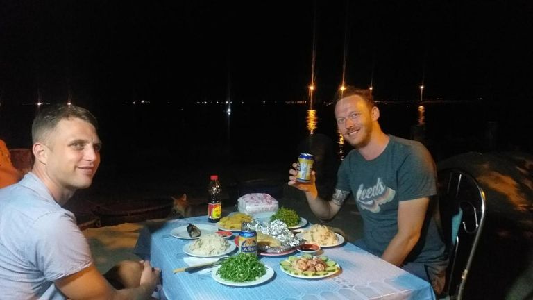 Du khách quốc tế thích thú với trải nghiệm thưởng thức bữa ăn tại biển bãi Ông