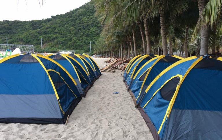 Những chiếc lều được dựng dưới tán cây dừa mát mẻ mang đến không gian trong lành cho du khách 