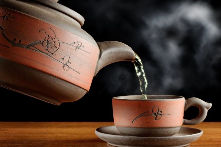 Rót trà ra và thưởng thức hương vị đặc biệt của trà sâm dứa Đà Nẵng.