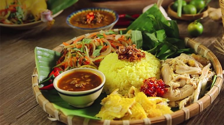 Những đĩa cơm gà vàng óng, đủ vị níu chân khách du lịch khi đến Đà Nẵng.