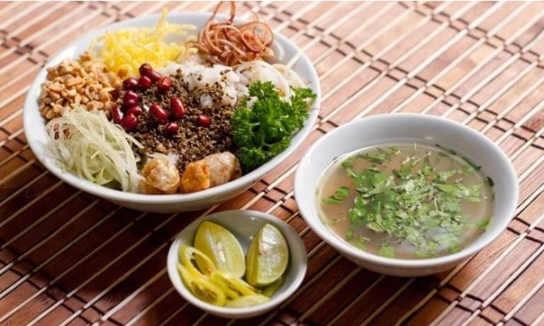 Cơm hến đặc sản Đà Nẵng là sự kết hợp của rất nhiều nguyên liệu dân dã của làng quê miền Trung.