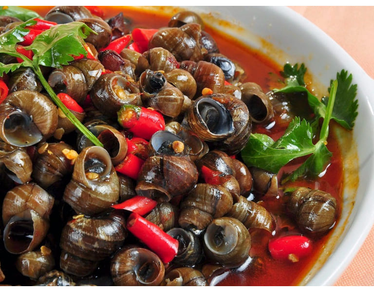 Đặc sản ốc hút đậm đà, cay tê là món ăn tượng trưng cho ẩm thực Đà Nẵng.