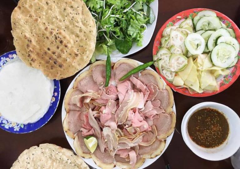 Bê thui Cầu Mống xuất phát từ ẩm thực Quảng Nam, nhưng lại rất phổ biến tại Đà Nẵng.