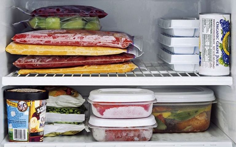Đựng cá trong hộp đựng thực phẩm và bảo quản trong tủ lạnh.