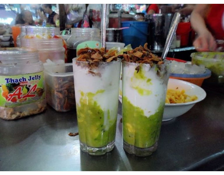 Những ly kem bơ béo ngậy được bán với giá rất rẻ tại nhiều khu chợ trong thành phố Đà Nẵng.