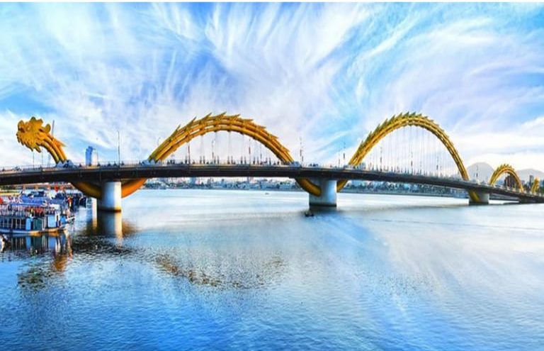 Cầu Rồng - biểu tượng của thành phố Đà Nẵng.