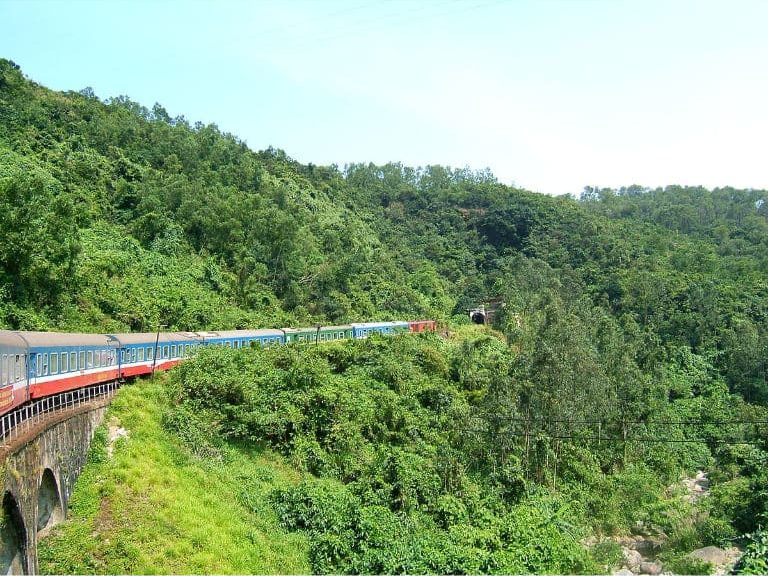 Đường sắt Hải Vân được mệnh danh là cung đường sắt đẹp nhất Việt Nam.